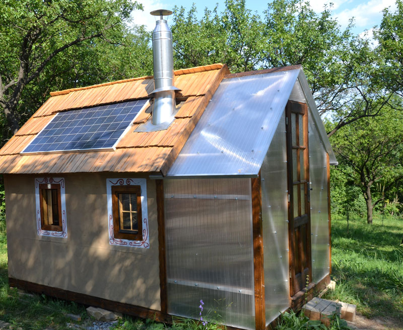 Tiny mobile house made of straw and clay